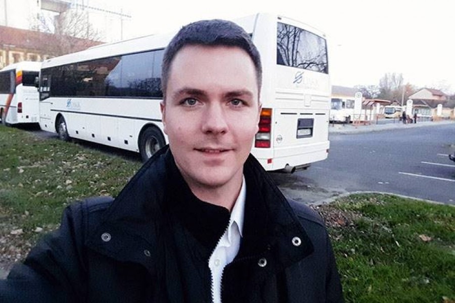 A buszsofőr megszegve a szabályokat megállt az út szélén álló házaspárnak