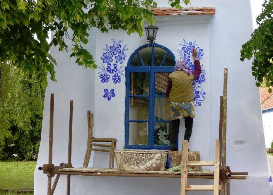 A 90 éves Ágnes eldöntötte, hogy maga festi le a falat. Azóta turistalátványosság a háza.