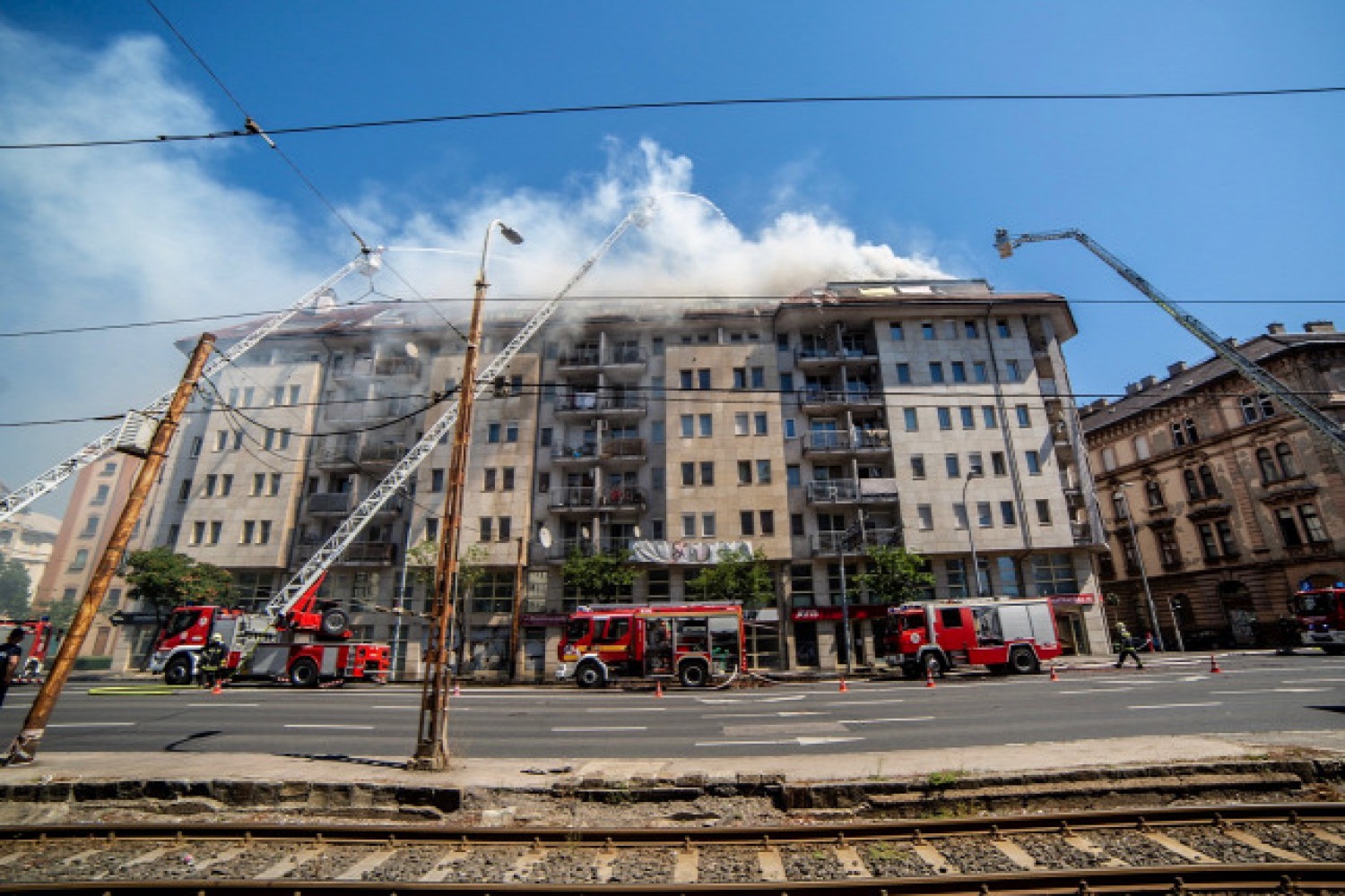 Friss hír: Lángokban áll egy budapesti társasház felső szintje, mintegy 200 négyzetméteren