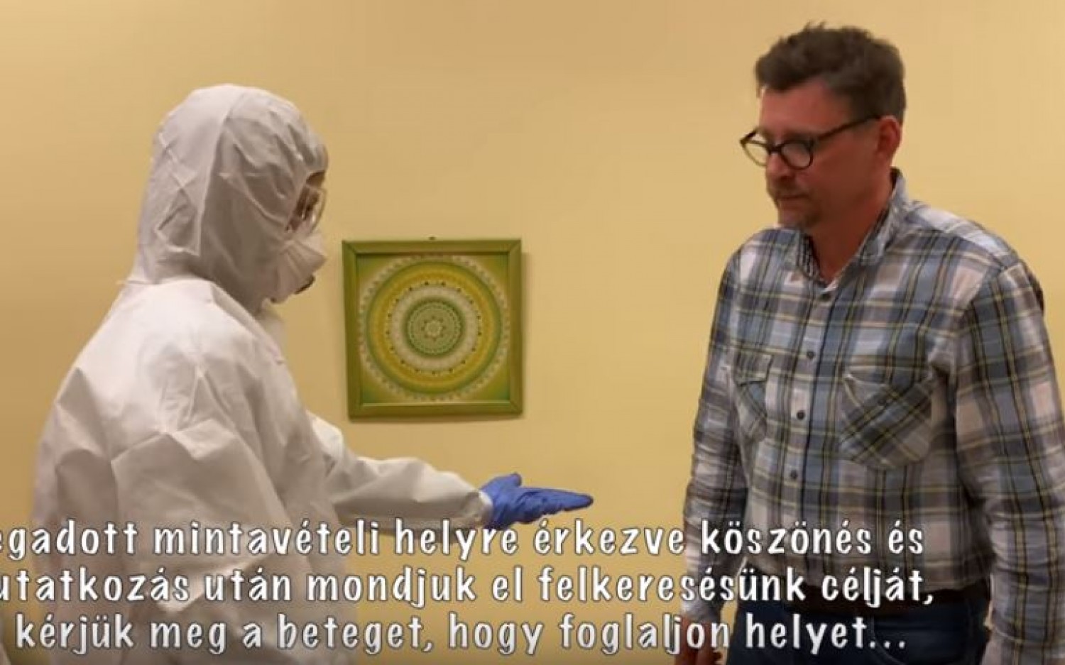 Így veszik le a mintát a koronavírus-gyanús személyektől (videó)