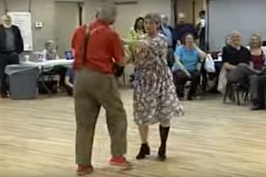 Az idős bácsi hirtelen megragadja a combját – másodpercek múlva mindenki bámul, hogy mi történik a táncparketten
