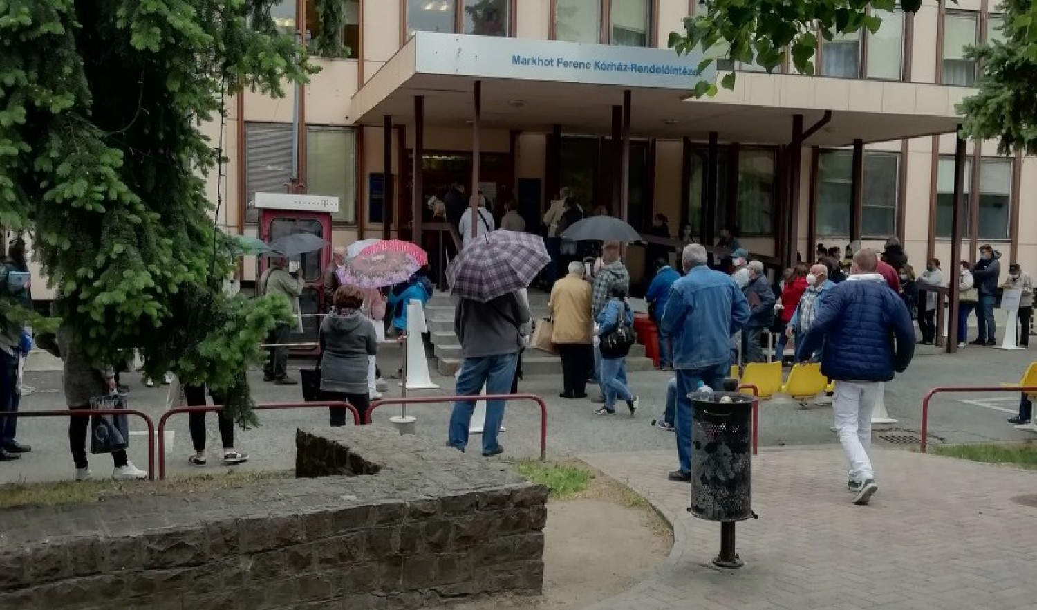 Hatalmas tömeg a szakrendeléseken: a tűző napon vagy épp esőben kell várni a vizsgálatra érkezőknek