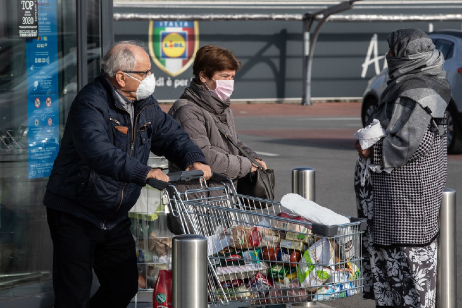 Nyugdíjasoknak üzentek a magyar boltláncok