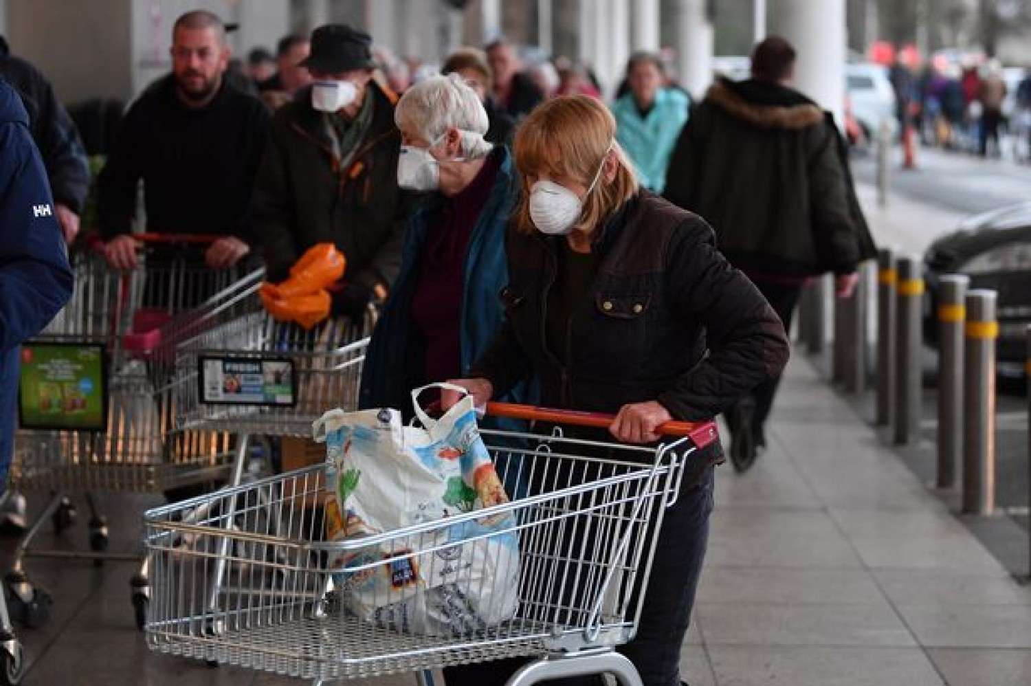 Szombattól megszűnik az idősek délelőtti vásárlási sávja - ez lesz helyette