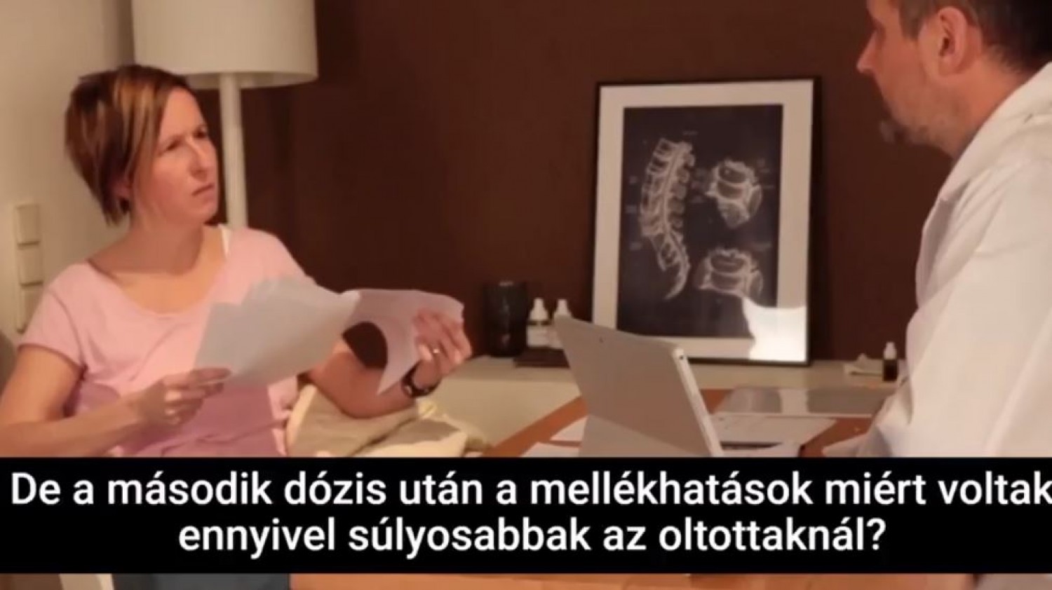 Az oltakozás nem játék! Fel kell tenni pár kérdést, mielőtt megkapjuk - mint a hölgy a videóban.