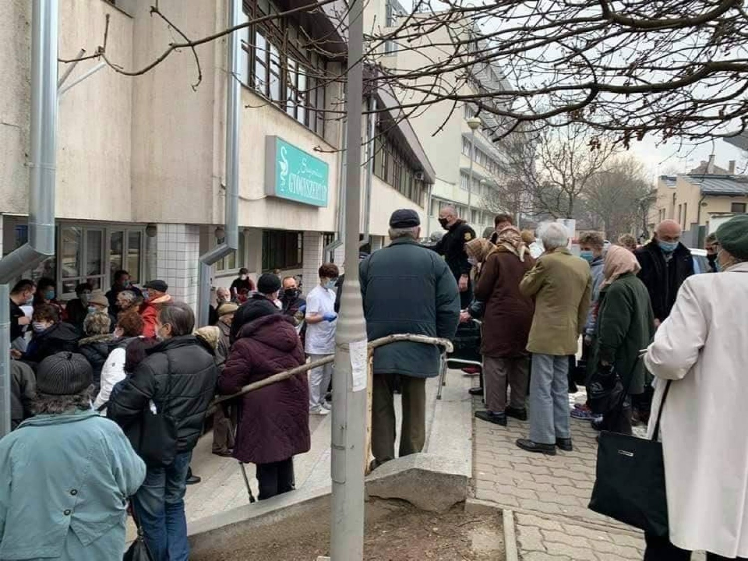 Tömegjelenet az oltási helyszínen - 400 idős ember várt az épület előtt az oltásra