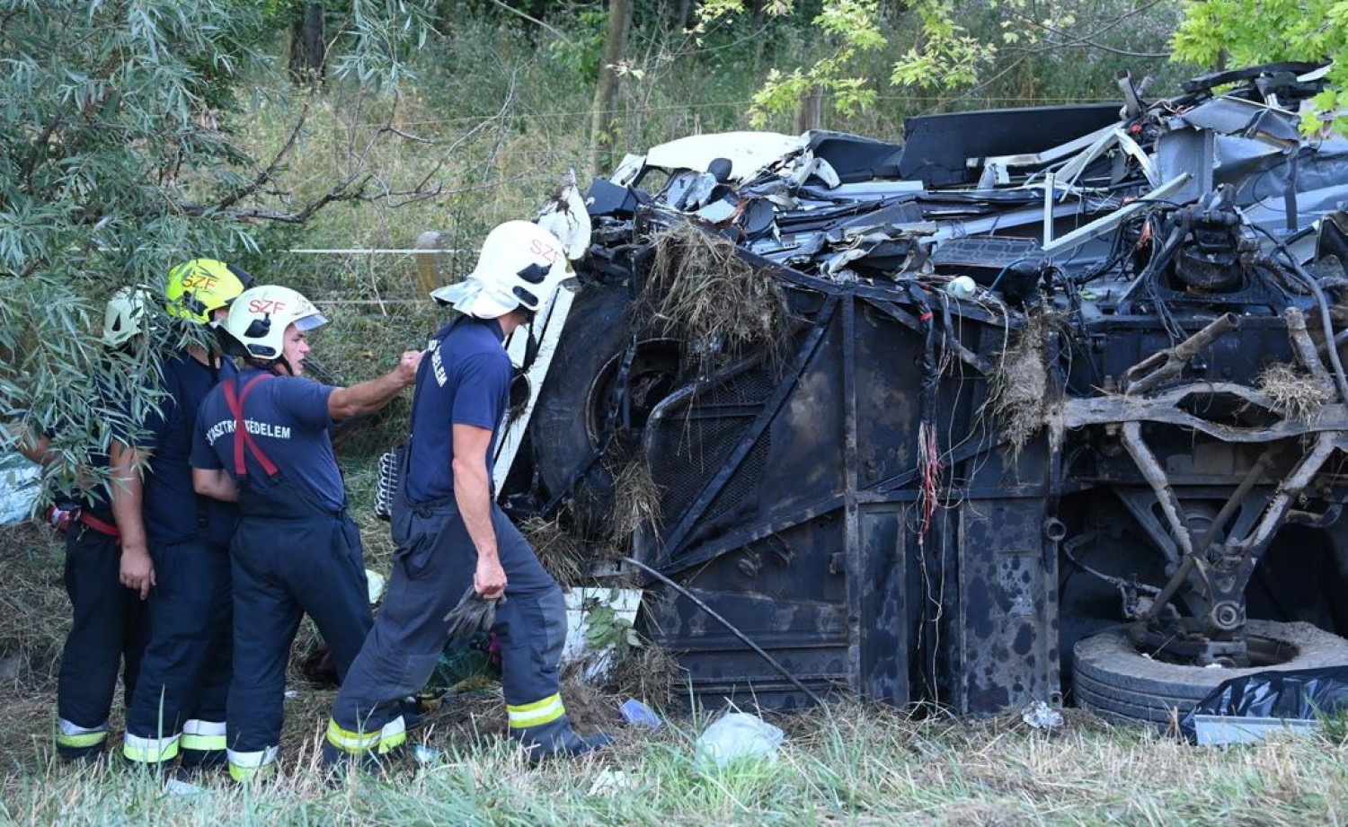 TRAGIKUS BALESET: Felborult egy busz az M7-esen, nyolcan vesztették életüket 