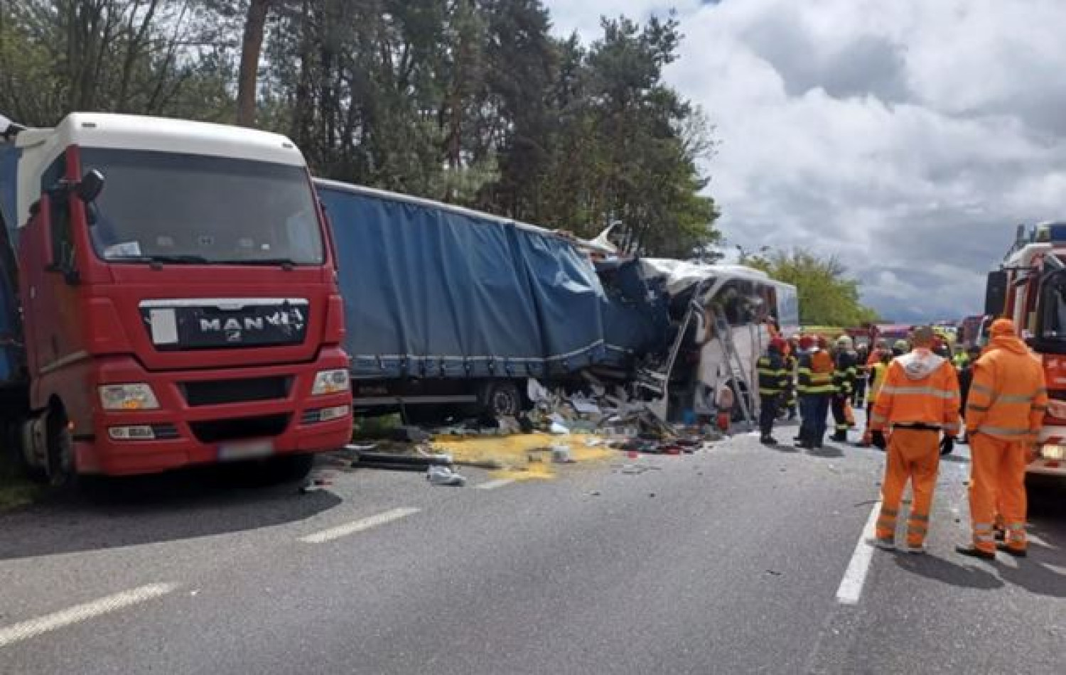 Most érkezett: Balesetet szenvedett egy magyar nyugdíjasokat szállító busz!