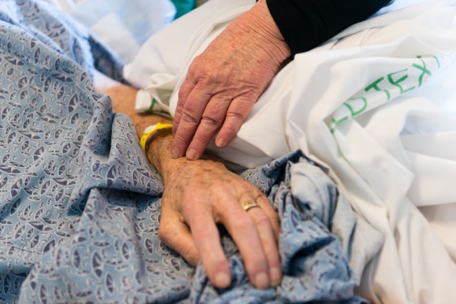 A haldokló ujjáról is lehúzta a gyűrűt a kórházi ápoló. A nővérek buktatták le.